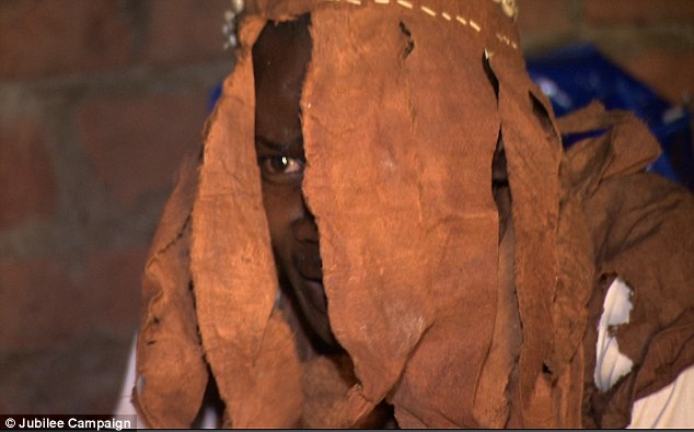 Một thầy lang ở Uganda. Ảnh: Daily Mail