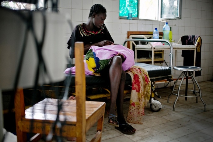 Một phụ nữ bế con trong phòng hộ sinh của một bệnh viện ở Gambella, Ethiopia. Kết hôn và mang thai sớm là gánh nặng của nhiều thiếu nữ ở nước này