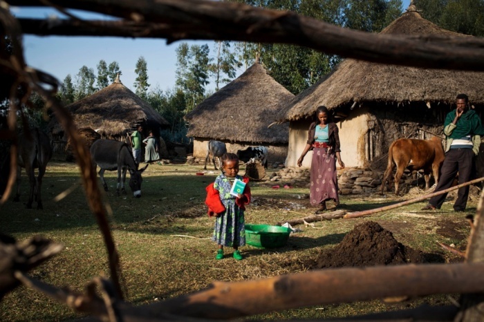 Các cô gái trẻ cùng con thơ ở làng Fiche.