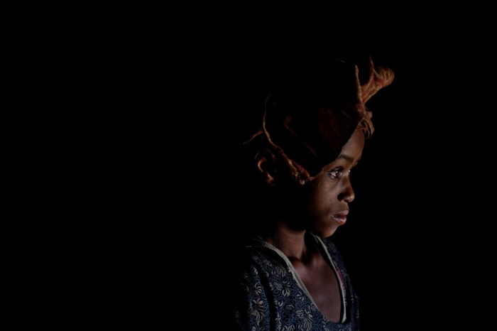 Bircha Abea, cô gái ước mơ trở thành giáo viên dạy toán, về làm dâu khi mới 10 tuổi. Sự nghèo đói khiến nhiều cô gái buộc phải thôi học và lập gia đình khi còn quá trẻ.