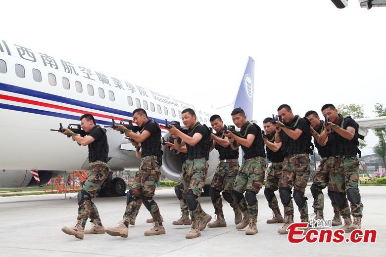 Bên cạnh võ thuật, các học viên cần thuần thục cách sử dụng các loại vũ khí.