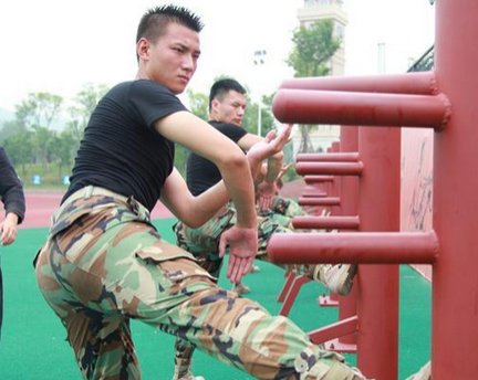 Canh tap vo cua hoc vien chong khung bo hang khong hinh anh