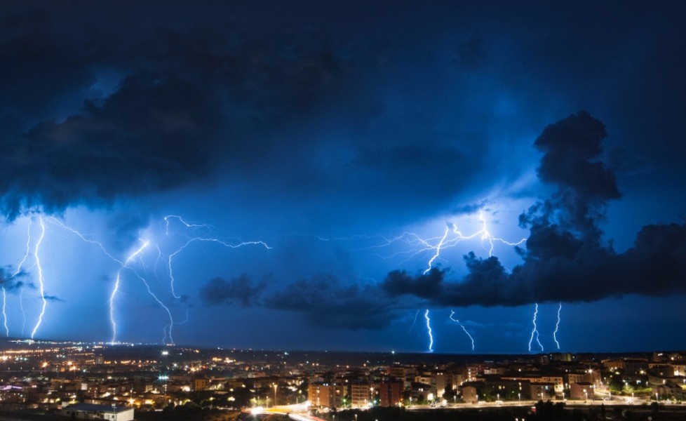 Canh set xe toac bau troi dem o Italy hinh anh