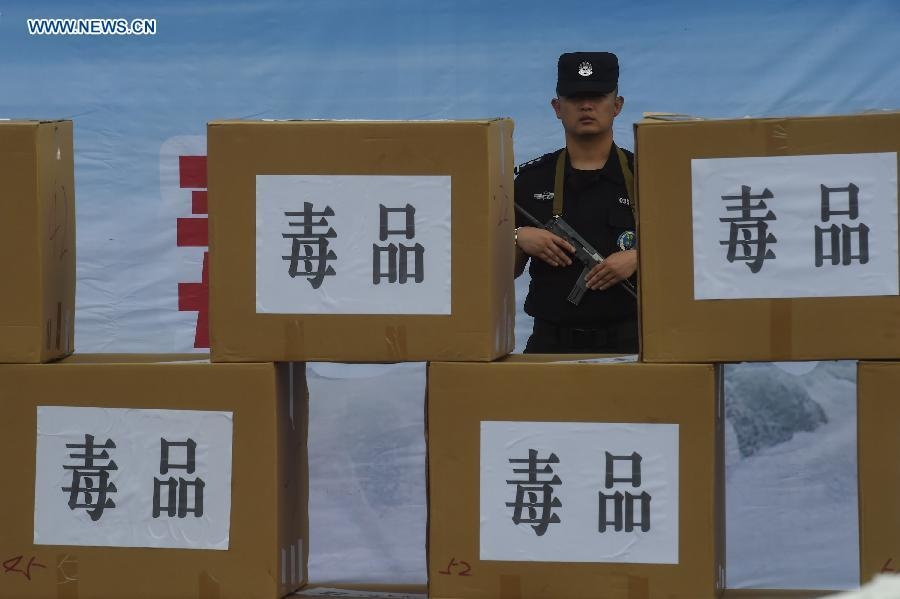 Lực lượng chức năng xếp ma túy vào các thùng