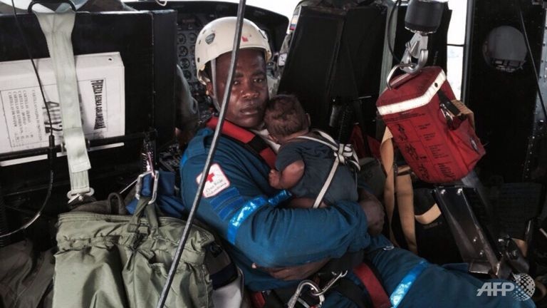 Be so sinh song sot ky dieu sau tai nan may bay hinh anh