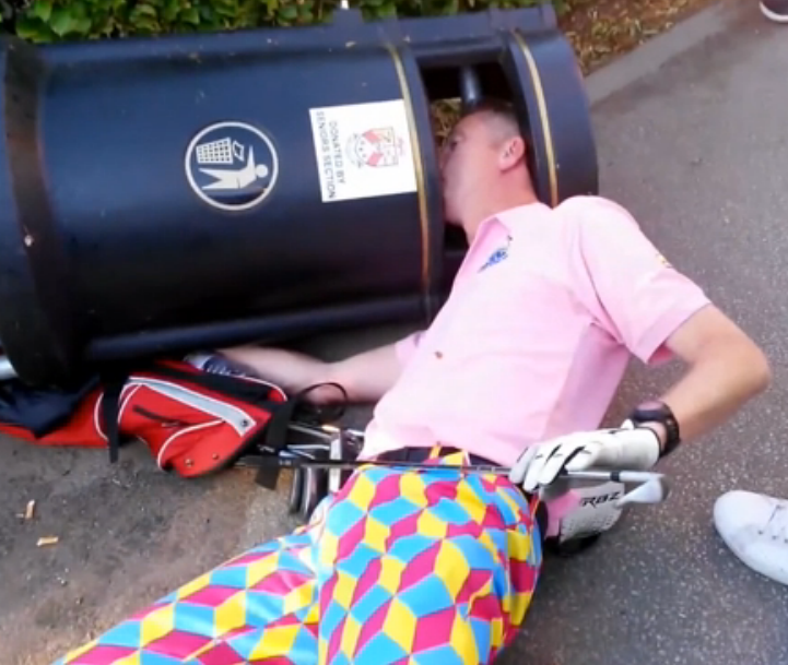 Nguoi dan ong ket dau vao thung rac vi say ruou hinh anh