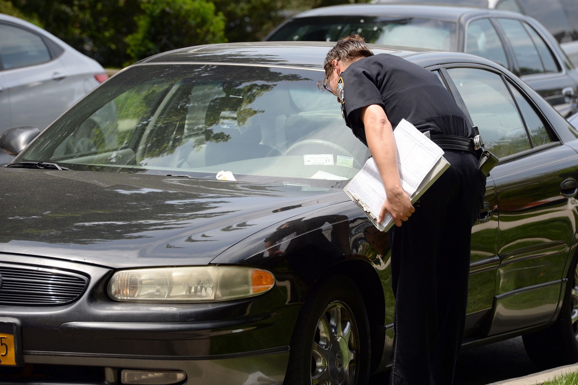 Canh sat My dan ve phat len xe cua nguoi chet hinh anh