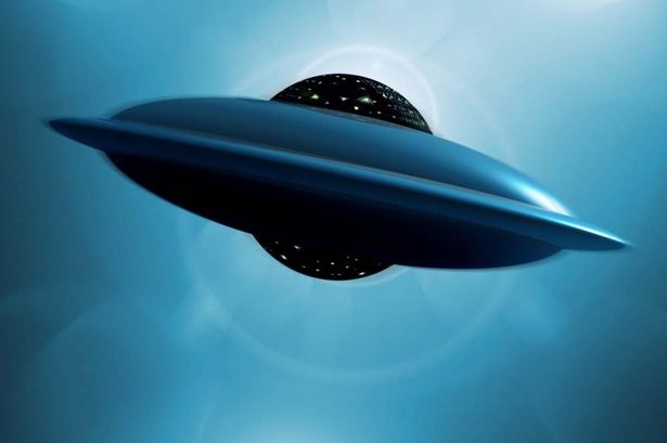 UFO roi trai dat trong video tu quy dao hinh anh