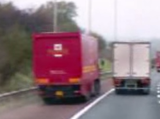 Cuoc chien giua hai xe tai tren xa lo hinh anh