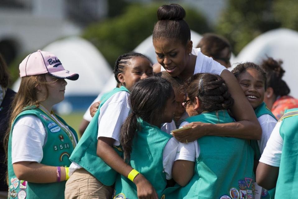 Sau đó bà ôm một số bé gái.