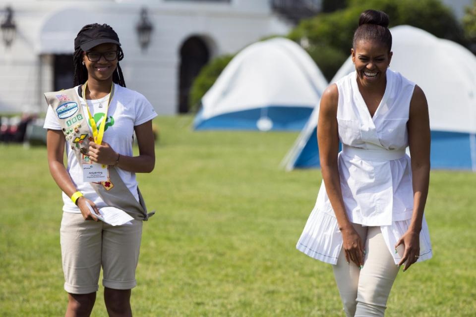 Tất cả nữ sinh tham dự sự kiện đều học lớp 4.