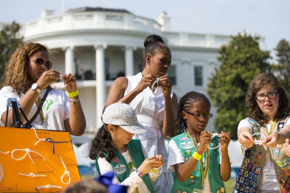 Bà Michelle tham gia trò chơi thắt nút cùng nhóm nữ sinh.