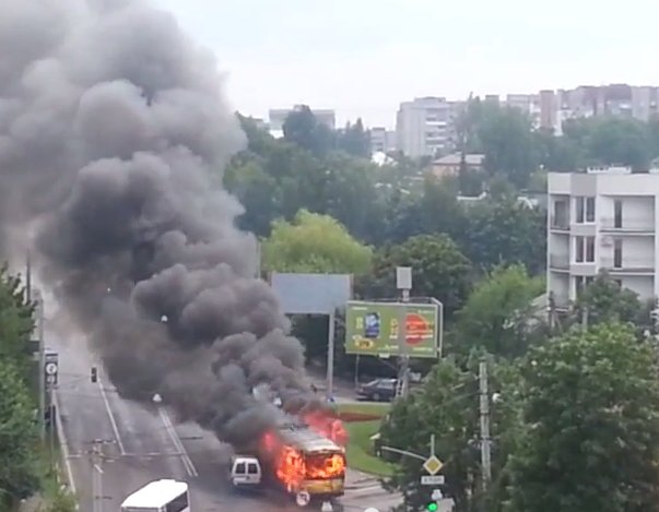 Xe buyt chay lao tu do o Ukraine, giao thong hon loan hinh anh