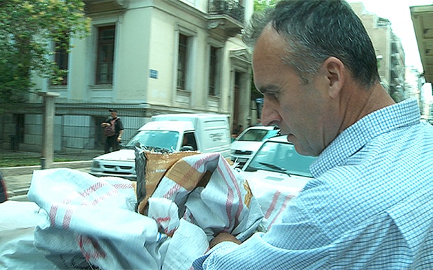 Dan Hy Lap nhat rac kiem song trong khung hoang hinh anh