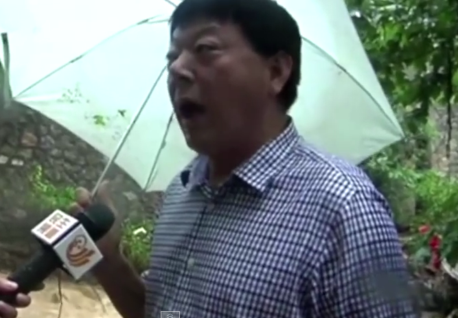 Phong vien suyt chet trong ban tin truc tiep hinh anh