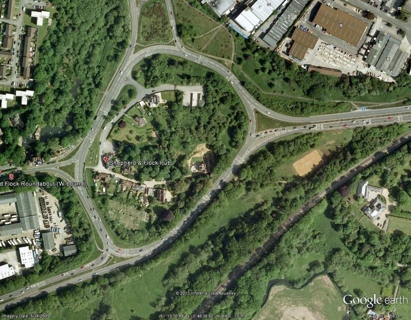 Vài ngôi nhà nằm trong bùng binh