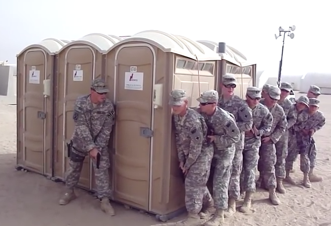 Hanh dong ky quac cua nhom binh si voi toilet hinh anh