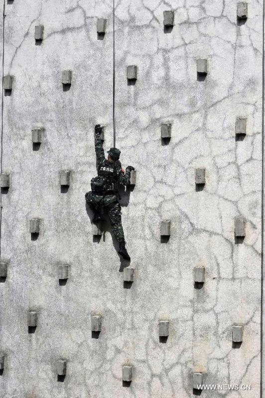 Ngoài bắn súng, các xạ thủ còn phải tập nhiều kỹ năng khác - như leo lên nhà cao tầng, ngụy trang, cận chiến.