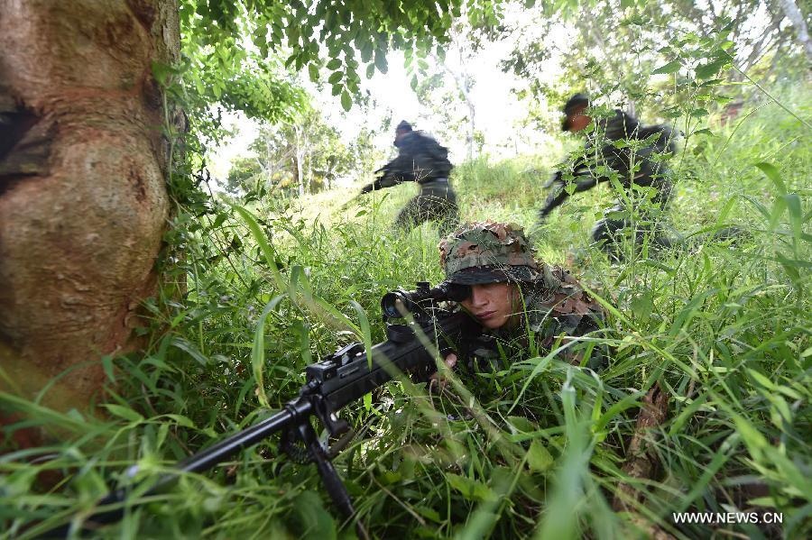 Nhóm xạ thủ tập ngụy trang, ẩn nấp trong rừng.