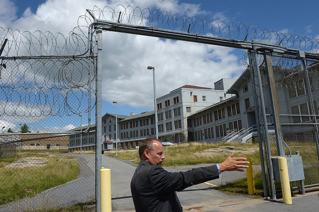 Thieu tu nhan, chinh quyen ban dau gia trai giam hinh anh