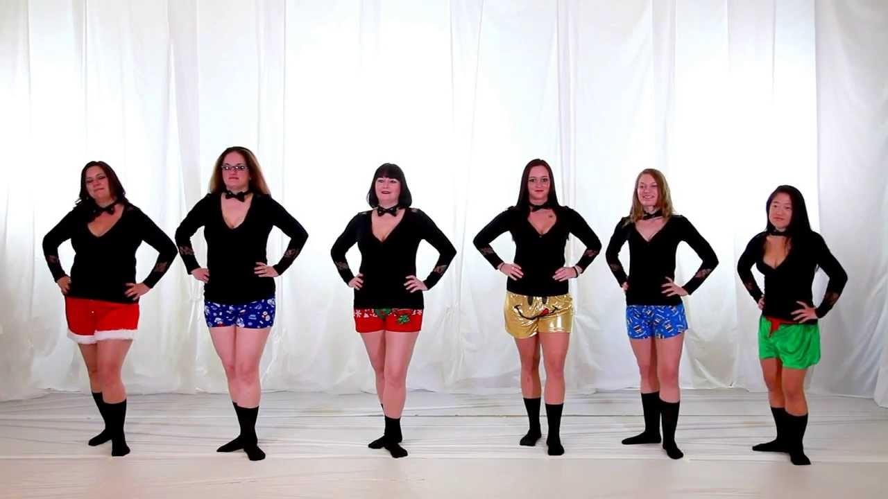 Nhom vu cong nu mac quan sooc nhay nhac Giang sinh hinh anh