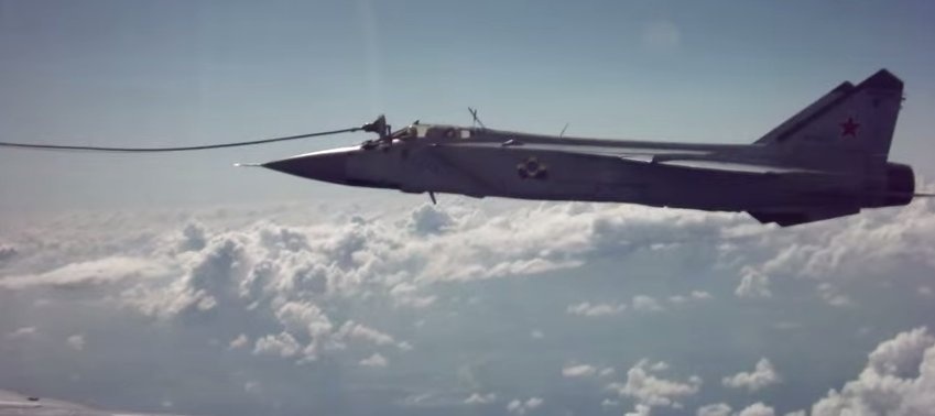 Tiem kich nhanh nhat the gioi tiep lieu giua khong trung hinh anh