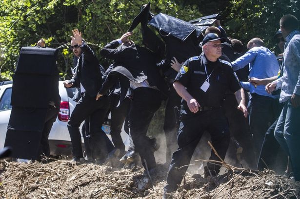 Dam dong nem da, chai vao Thu tuong Serbia hinh anh