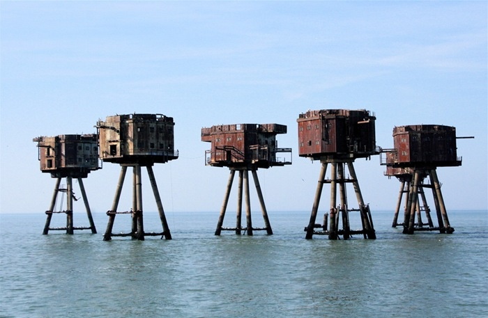 Mỗi pháo đài bao gồm 7 tháp, với một tháp ở giữa. Các tháp xung quanh kết nối với tháp trung tâm bằng cầu. 