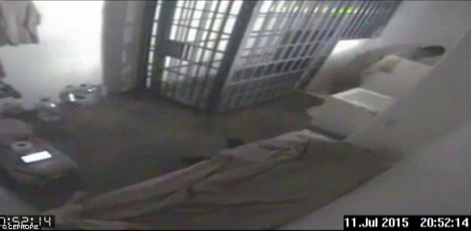 Khoanh khac 'bo gia' Mexico chui xuong ham tau thoat hinh anh