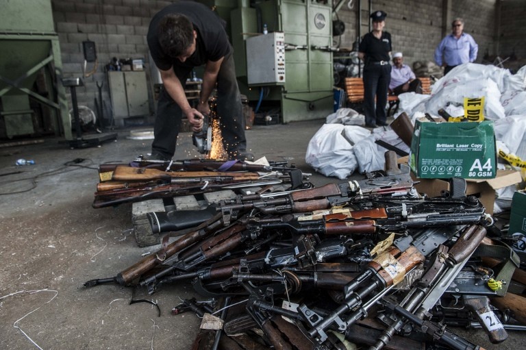 Nhà chức trách luôn phái người giám sát quá trình tiêu hủy vũ khí trong xưởng.