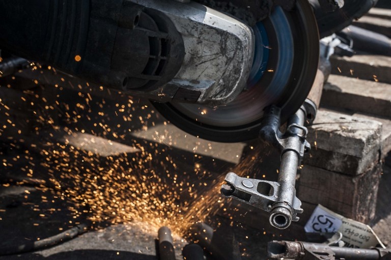 Quy trinh tieu huy sung cua toi pham trong xuong duc hinh anh