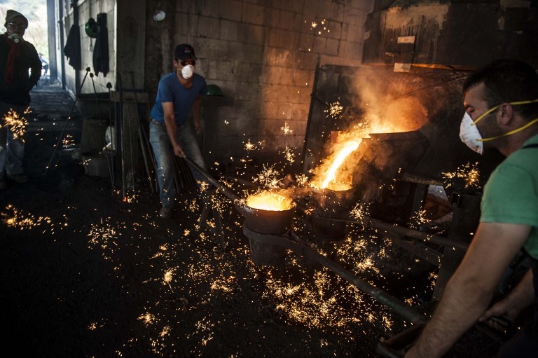 Kim loại nóng chảy từ lò ra khuôn.