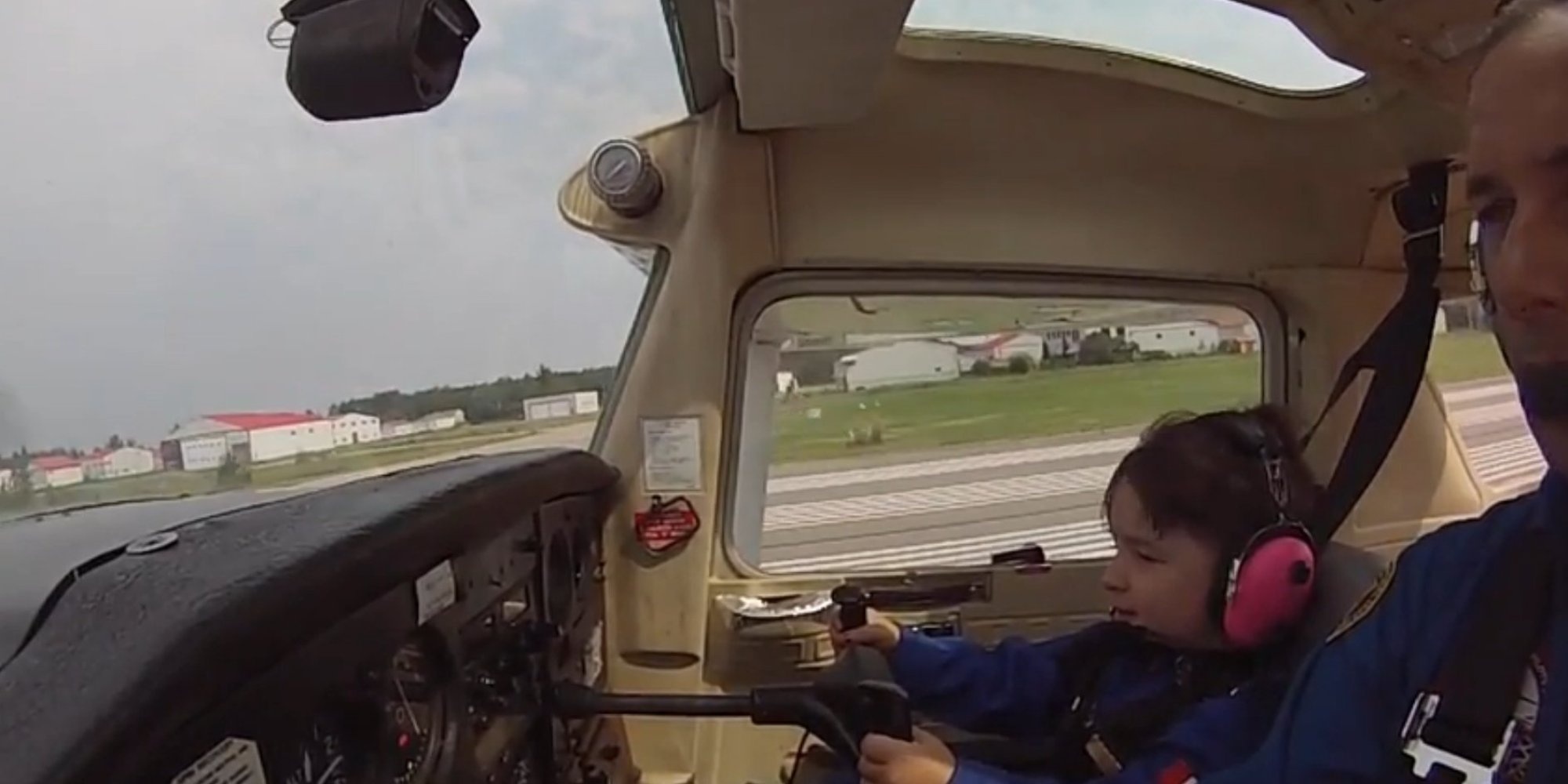 Be gai cung bo lai truc thang hinh anh