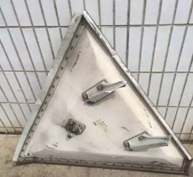 Cua may bay roi xuong nha may o Trung Quoc hinh anh