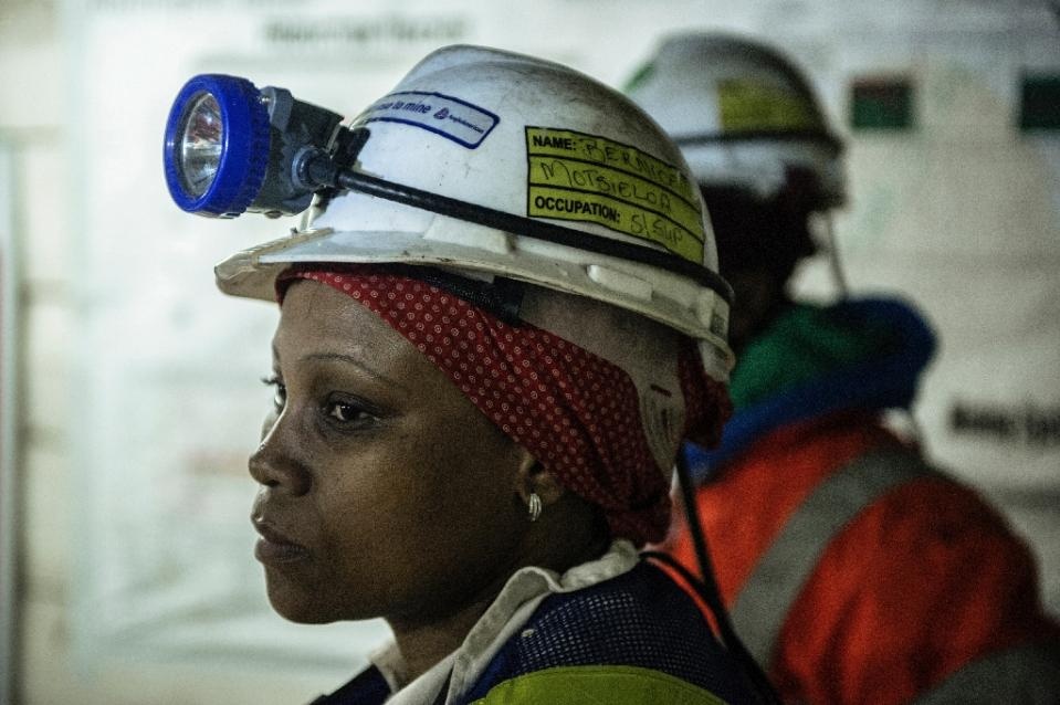 Noi lo hiep dam cua phu nu lam viec duoi long dat hinh anh