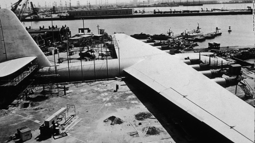 Hughes H-4 Hercule (hay còn gọi là Spruce Goose) là máy bay trên biển lớn do phi công người Mỹ Howard Hughes thiết kế năm 1947. Nó được làm hoàn toàn bằng gỗ, lớn gấp 6 lần phi cơ thông thường và có thể chở 700 lính. Hughes H-4 Hercule chỉ thực hiện duy nhất một lần bay và hiện đang trong bao tàng ở bang Oregon.