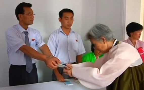 Cu tri Trieu Tien cui dau truoc khi bau dai bieu quoc hoi hinh anh