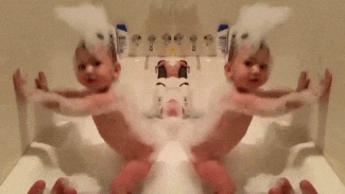 Em be nhun nhay trong bon tam sieu dang yeu hinh anh