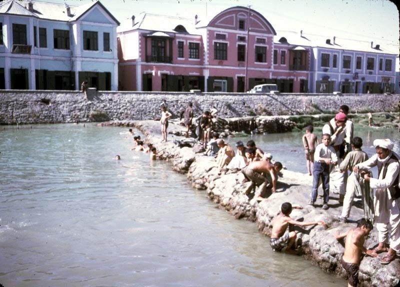 Bản sắc riêng phần lớn thể hiện qua kiến trúc xây dựng. Mặc dù vậy, phong cách phương Tây đã ảnh hưởng đến thiết kế của nhiều tòa nhà mới.