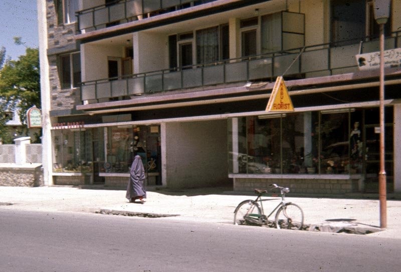 Phụ nữ vẫn đội khăn trùm đầu burqa, nhưng đây không phải yêu cầu bắt buộc. 