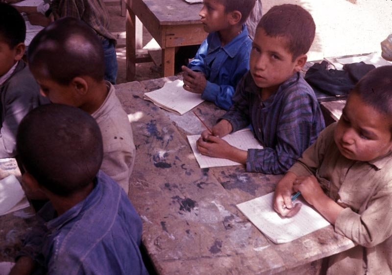 Giáo dục tiểu học, thậm chí ở vùng nông thôn, đều được phổ cập rộng rãi. 