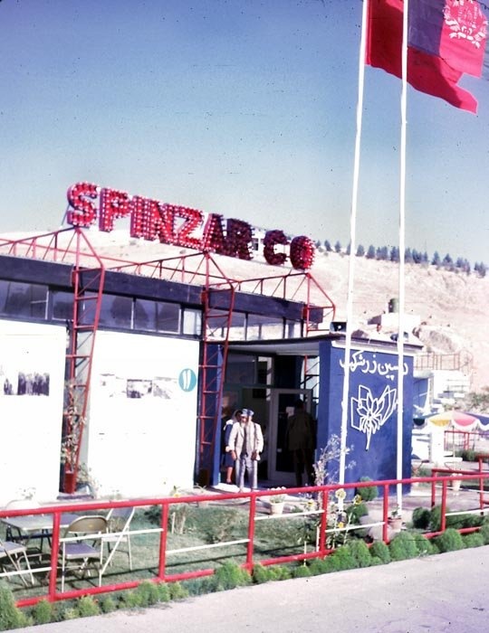 Ngoài nhu cầu đi học, người dân còn được trải nghiệm các loại hình giải trí, văn hóa khác như rạp chiếu phim, thư viện, phòng thí nghiệm hóa học. Các nhà máy và cơ sở sản xuất sản phẩm mới được xây dựng ở vùng ngoại ô của thành phố. 