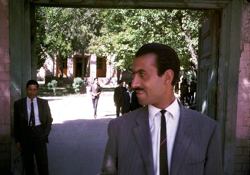 Đối với nam giới, những bộ âu phục của phương Tây dần trở nên phổ biến hơn.