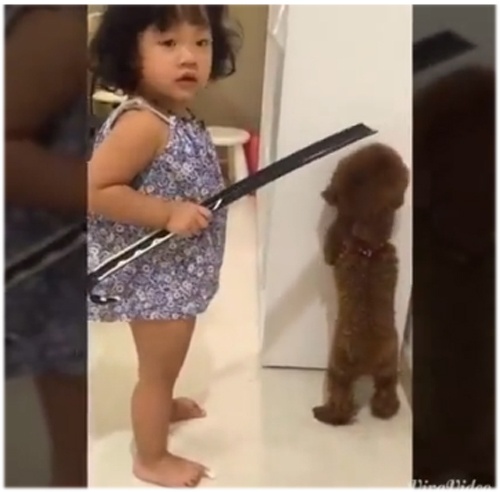 Be gai mang cho hinh anh