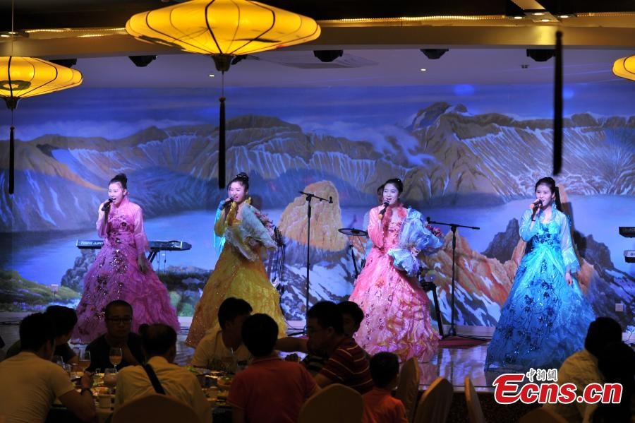 Hát, múa là những hoạt động lạ và thú vị trong những nhà hàng Triều Tiên ở Trung Quốc.