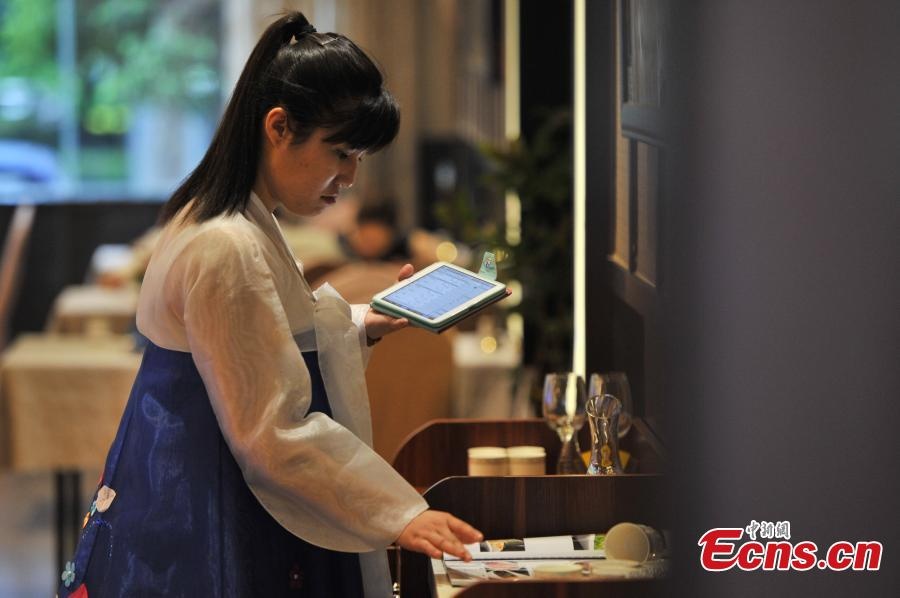 Máy tính bảng là công cụ hỗ trợ họ trong quá trình nhận lệnh đặt món của khách.