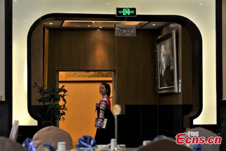 Nhân viên trong nhà hàng đảm nhận mọi việc, từ chào khách, bê món, rửa bát, biểu diễn văn nghệ