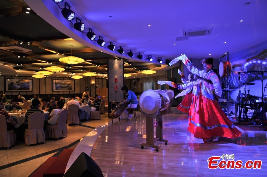 Họ nhận lương từ chính phủ Triều Tiên.