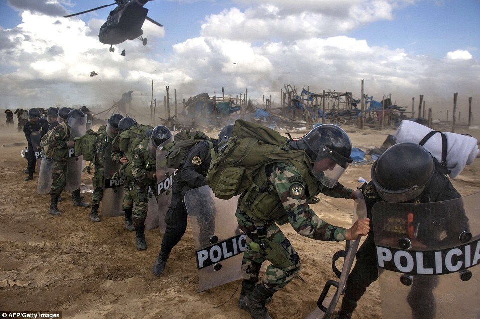 Peru dieu canh sat dot, pha thi tran trong rung cua phu vang hinh anh