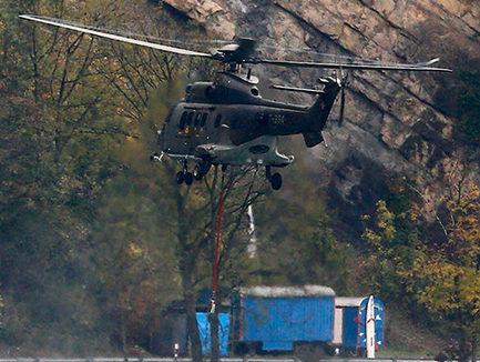 Truc thang Thuy Si xam nhap lanh tho Phap de muc nuoc hinh anh